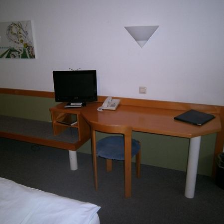 Hotel Sportpark Jürgen Fassbender Eggenstein-Leopoldshafen Zimmer foto