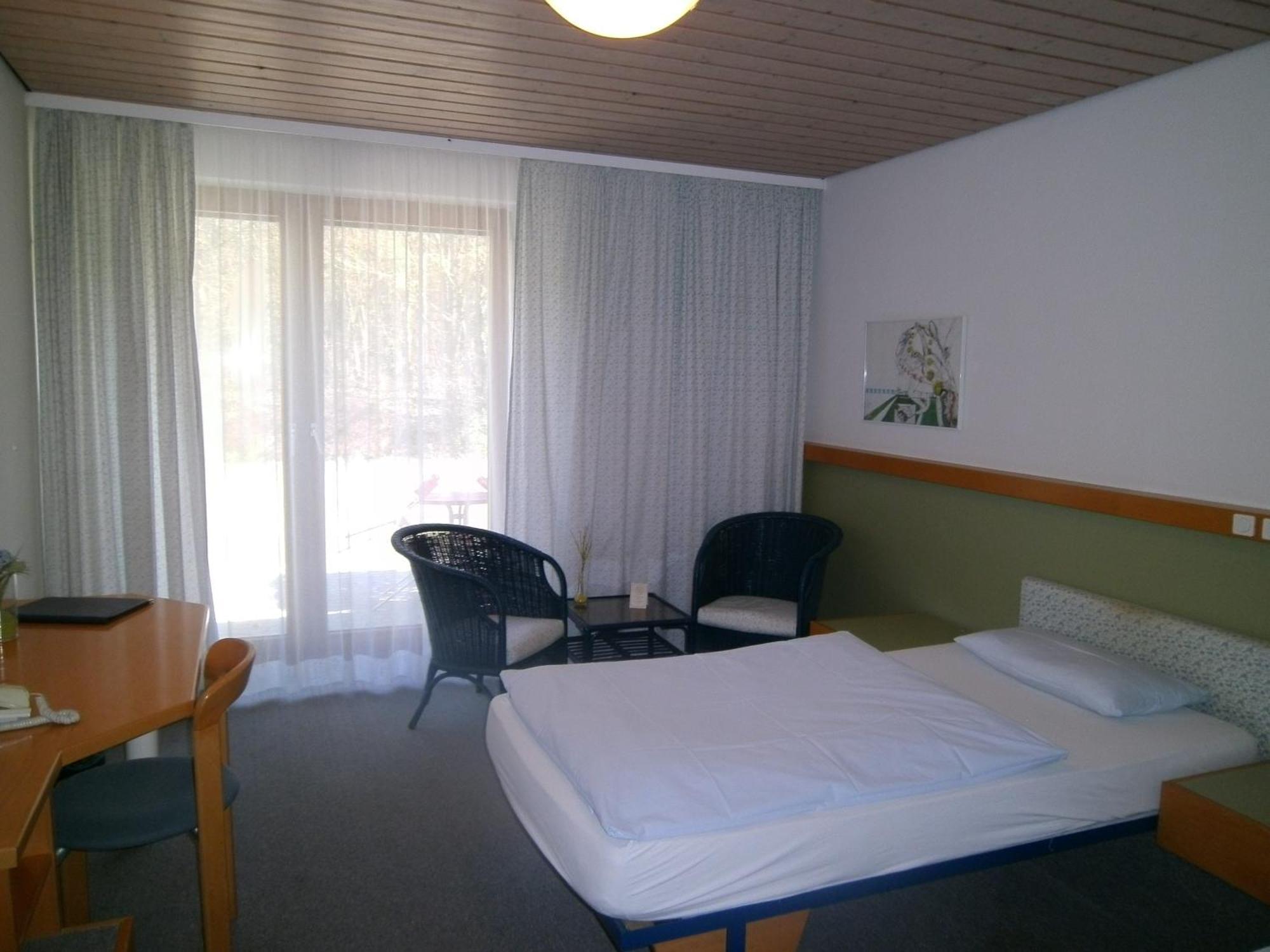 Hotel Sportpark Jürgen Fassbender Eggenstein-Leopoldshafen Zimmer foto